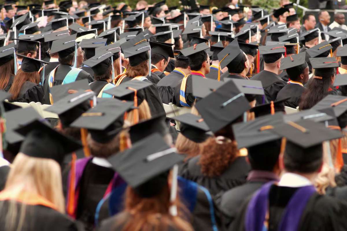 Struggling to Land Jobs: Why Recent Graduates Face Tougher Challenges in Today’s Market