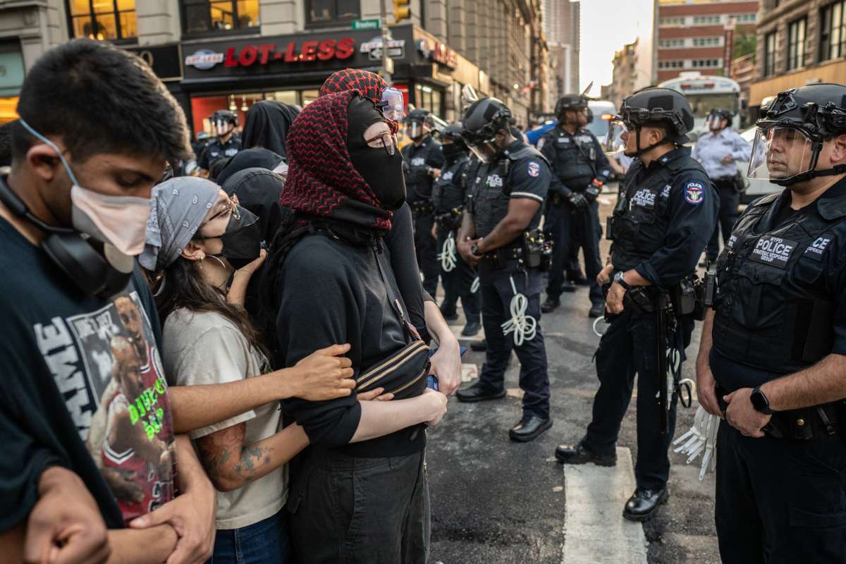 Las Vegas Police Disperse Immigration Protest Outside Federal Courthouse