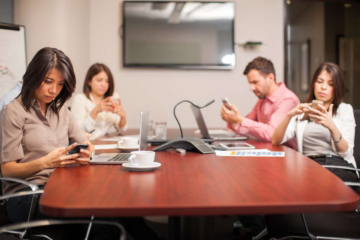 10 Practical Steps to Minimize Phone Distractions at Work | Visionary CIOs