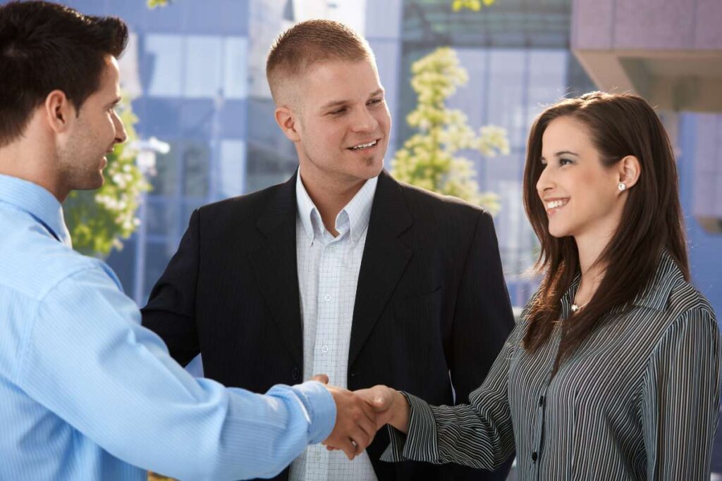 How to Introduce Yourself? The Formula for Making a Good First Impression | Visionary CIOs