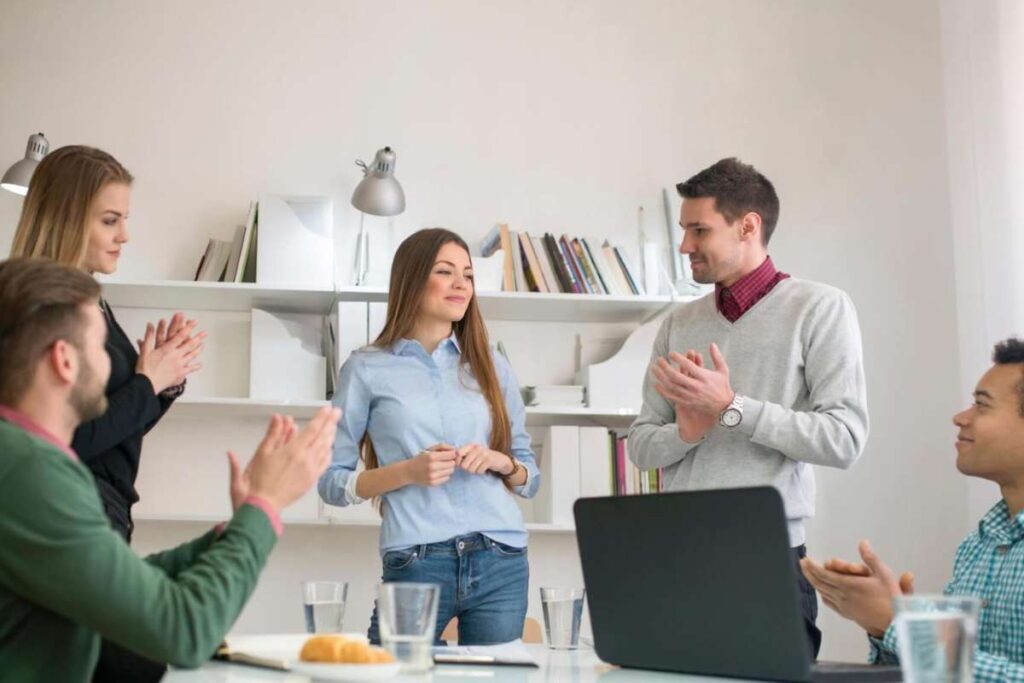 How to Introduce Yourself? The Formula for Making a Good First Impression | Visionary CIOs