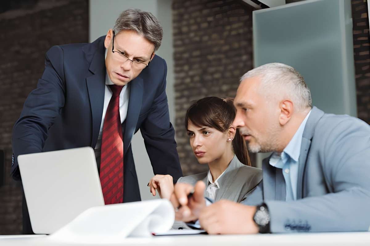 Crisis Leadership vs. Traditional Leadership: Key Differences | Visionary CIOs